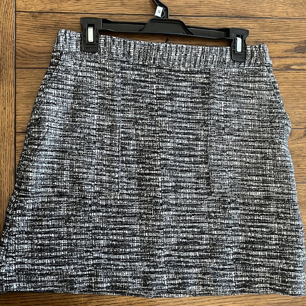 Banana Republic Skirt- nice quality/ thick material!